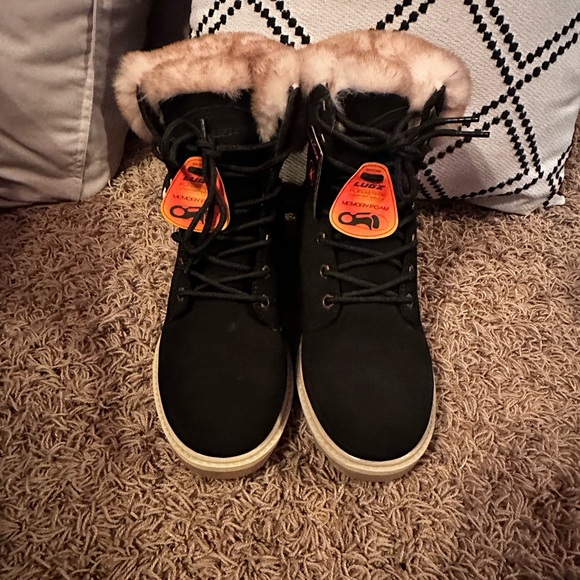 Fuzzy boots - Picture 2 of 5